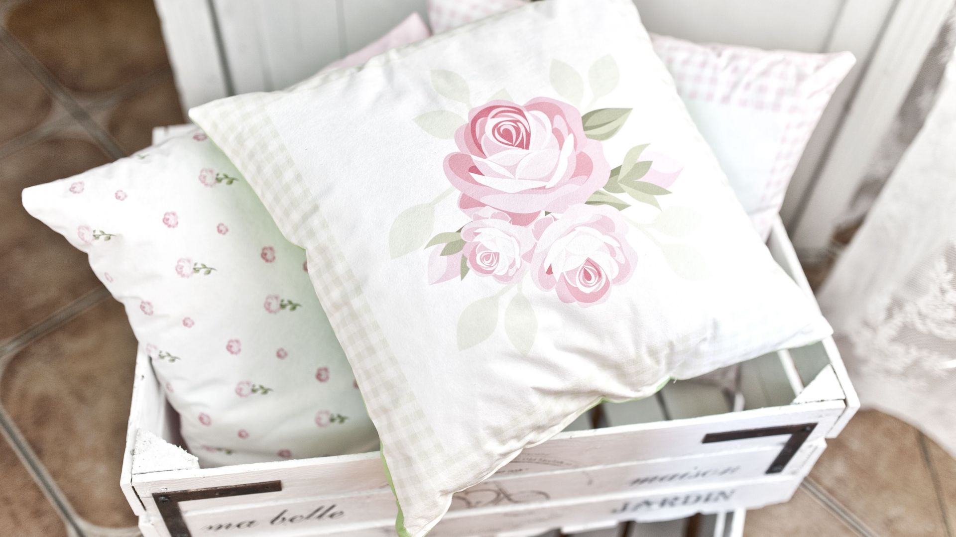 Poduszka dekoracyjna w stylu shabby chic. Fot. Franc Gardiner