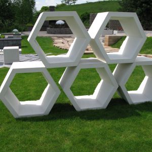 W nowoczesnych projektach ogrodów świetnie sprawdzą się elementy małej architektury: plaster miodu. Fot. Libet