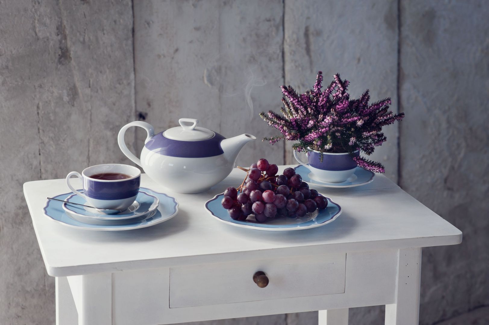 Piękna porcelana w barwach Ultra Violet, kolekcja Blossom Line. Fot. Polskie Fabryki Porcelany „Ćmielów” i „Chodzież”