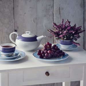 Piękna porcelana w barwach Ultra Violet, kolekcja Blossom Line. Fot. Polskie Fabryki Porcelany „Ćmielów” i „Chodzież”