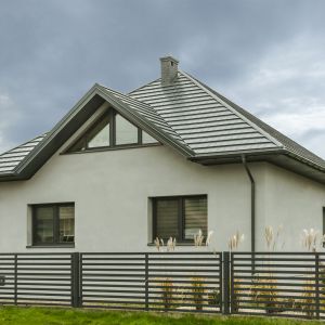 Modny dach: trendy dekarskie na 2018 rok. Minimalistyczna blachodachówka płaska Tysenia. Fot. Blachotrapez 