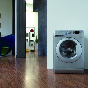 AGD do łazienki: nowoczesny model pralki. Fot. Indesit 