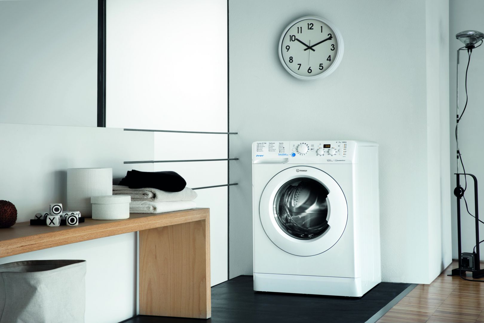 AGD do łazienki: nowoczesny model pralki. Fot. Indesit