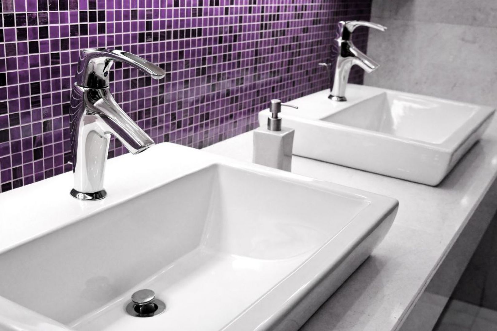 Ultra Violet, zapraszany do łazienek między innymi w postaci nowoczesnych płytek ceramicznych, będzie doskonale współgrał z wybranymi kolorami szerokiego wachlarza fugi Saphir. Fot. Sopro