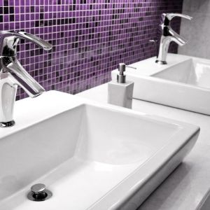 Ultra Violet, zapraszany do łazienek między innymi w postaci nowoczesnych płytek ceramicznych, będzie doskonale współgrał z wybranymi kolorami szerokiego wachlarza fugi Saphir. Fot. Sopro