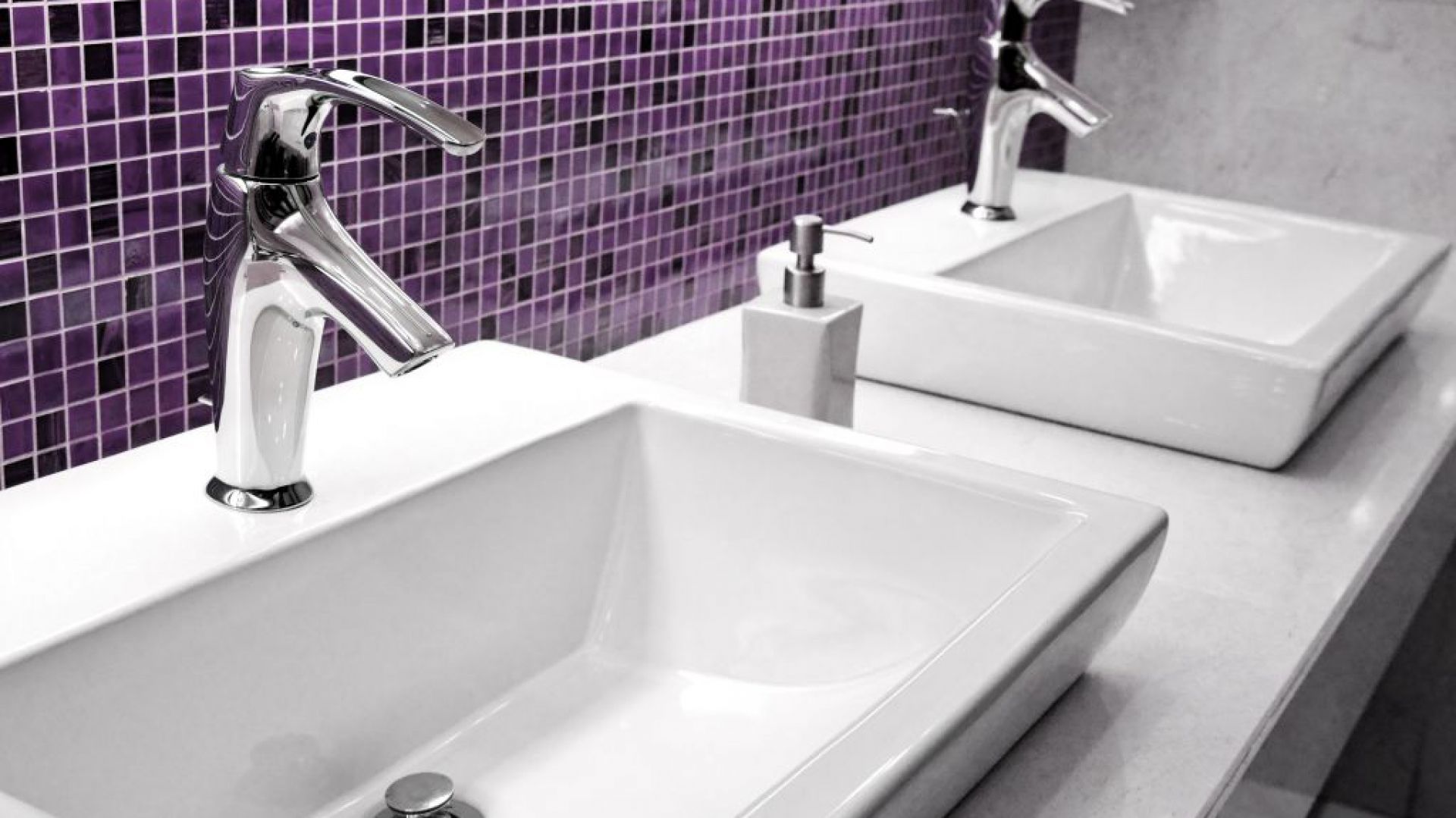Ultra Violet, zapraszany do łazienek między innymi w postaci nowoczesnych płytek ceramicznych, będzie doskonale współgrał z wybranymi kolorami szerokiego wachlarza fugi Saphir. Fot. Sopro