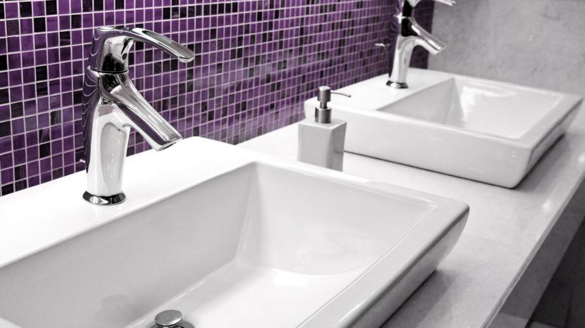 Modna łazienka: jak zastosować w niej kolor roku Ultra Violet 