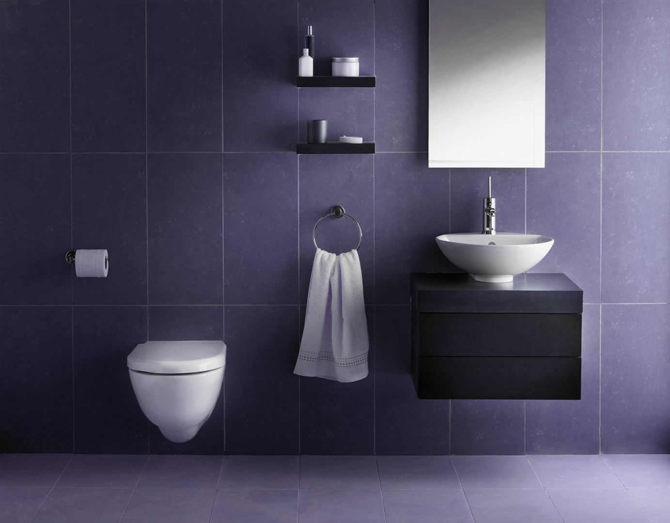 Ultra Violet, zapraszany do łazienek między innymi w postaci nowoczesnych płytek ceramicznych, będzie doskonale współgrał z wybranymi kolorami szerokiego wachlarza fugi Saphir. Fot. Sopro