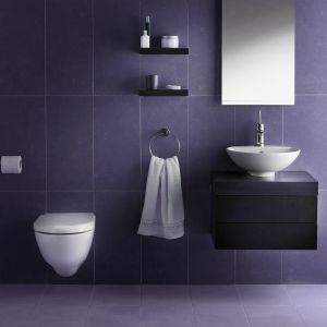 Ultra Violet, zapraszany do łazienek między innymi w postaci nowoczesnych płytek ceramicznych, będzie doskonale współgrał z wybranymi kolorami szerokiego wachlarza fugi Saphir. Fot. Sopro