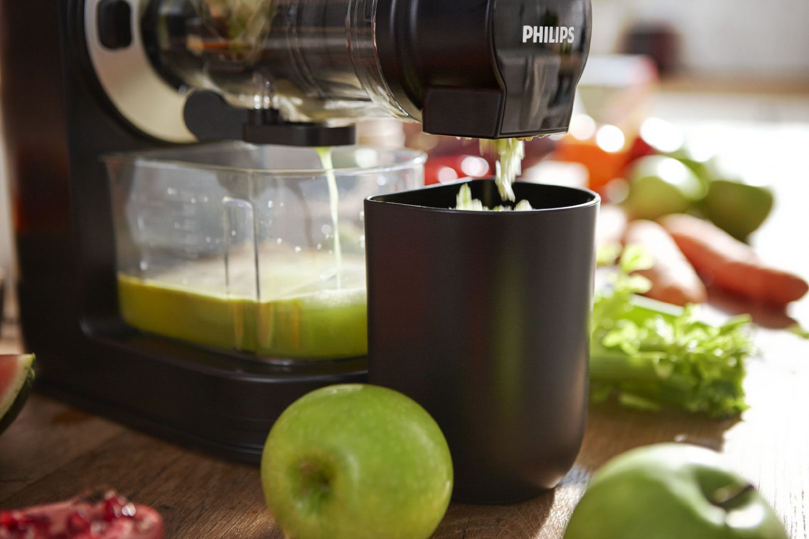 Z pomocą nowoczesnych sokowirówek, wyciskarek i blenderów przygotowanie soku lub koktajlu jest niezwykle łatwe. Fot. Philips