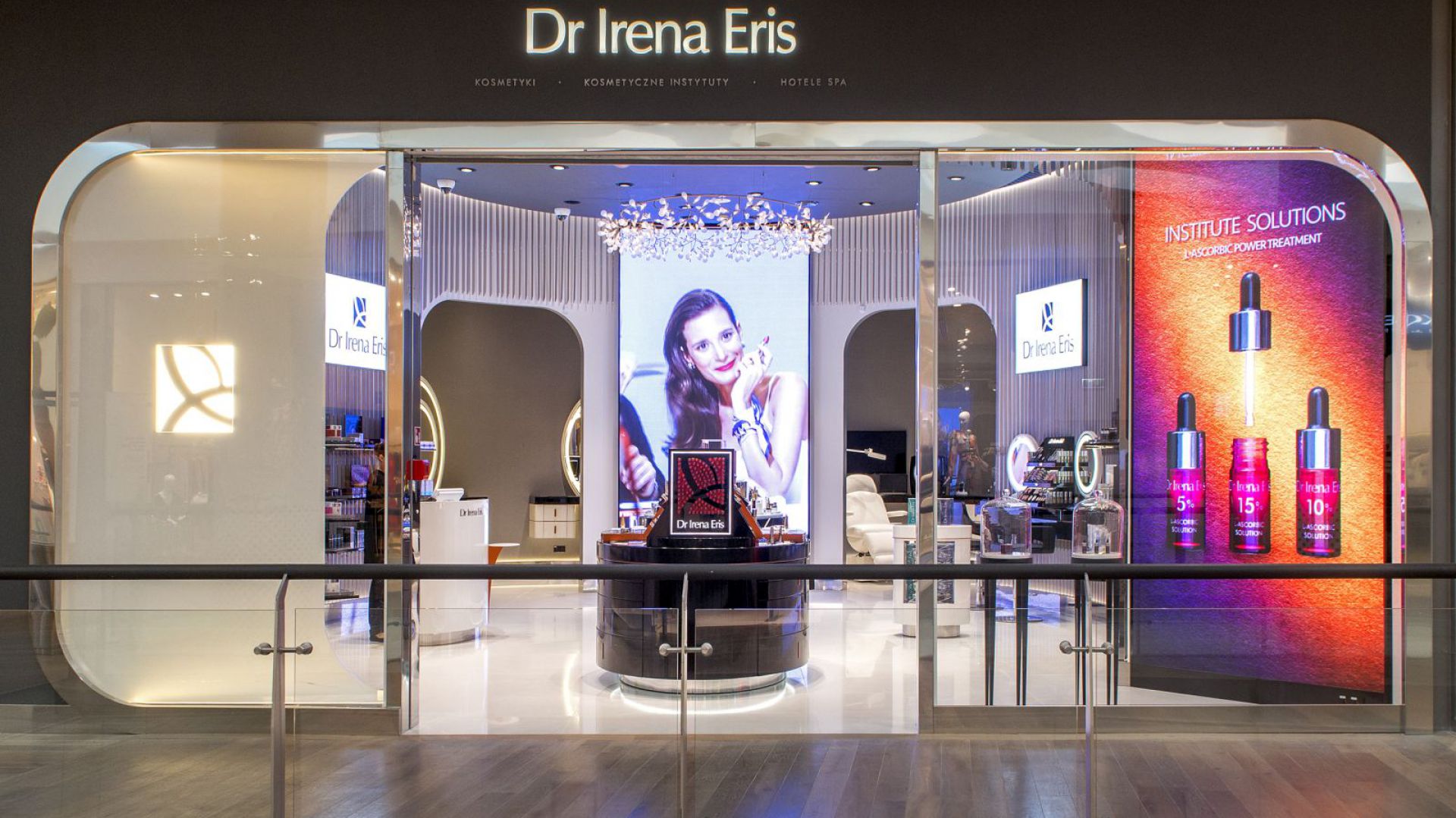 Najnowsze dzieło Roberta Majkuta to projekt pierwszego w Polsce Concept Store Dr Ireny Eris, wizytówka marki, w pełni odzwierciedlająca jej tożsamość. Fot. Robert Majkut Design