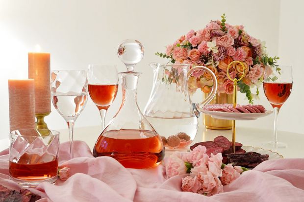 Trzydzieści unikatowych kolekcji szkła formowanego ręcznie i automatycznie to produkty do napojów, do serwowania potraw, dekoracji wnętrz i na prezenty.