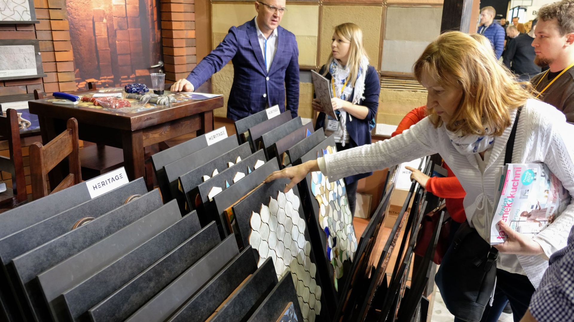 Wyjątkowy charakter ceramicznych płytek ręcznie malowanych może stanowić świetne dopełnienie minimalistycznych, nowoczesnych wnętrz. Dostępne są w różnych formatach i kolorach. Fot. PTWP