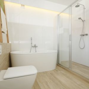 Nowoczesna łazienka z prysznicem. Projekt: Joanna Ochota. Fot. Bartosz Jarosz