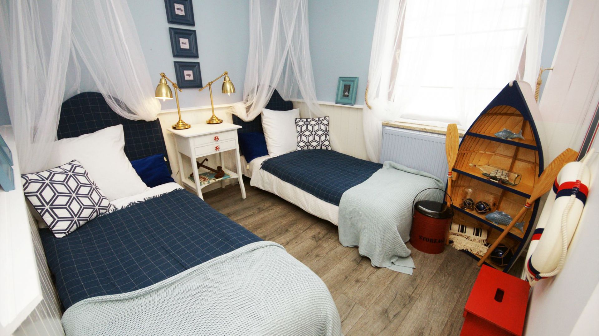 Mała sypialnia w stylu marynistycznym