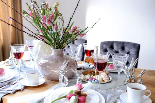 Romantycznie czy minimalistycznie, nowocześnie czy naturalnie? Jak udekorować stół na Wielkanoc? Zobacz propozycje dekoracji i wybierz styl, który najbardziej Ci odpowiada.