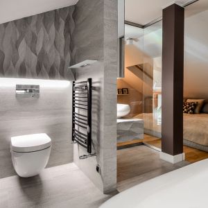 Oryginalny apartament na wielu poziomach - prywatna łazienka przy sypialni gospodarzy. Projekt: Aleksandra Pałczak-Czajkowska. Fot. Bartosz Gebalski