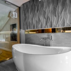 Oryginalny apartament na wielu poziomach - prywatna łazienka przy sypialni gospodarzy. Projekt: Aleksandra Pałczak-Czajkowska. Fot. Bartosz Gebalski