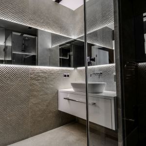 Oryginalny apartament na wielu poziomach - łazienka dla gości. Projekt: Aleksandra Pałczak-Czajkowska. Fot. Bartosz Gebalski