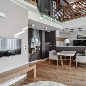 Oryginalny apartament na wielu poziomach - część dzienna. Projekt: Aleksandra Pałczak-Czajkowska. Fot. Bartosz Gebalski