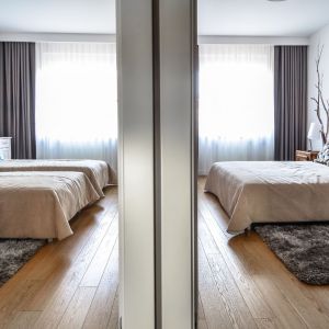 Oryginalny apartament na wielu poziomach - sypialnia na antresoli. Projekt: Aleksandra Pałczak-Czajkowska. Fot. Bartosz Gebalski