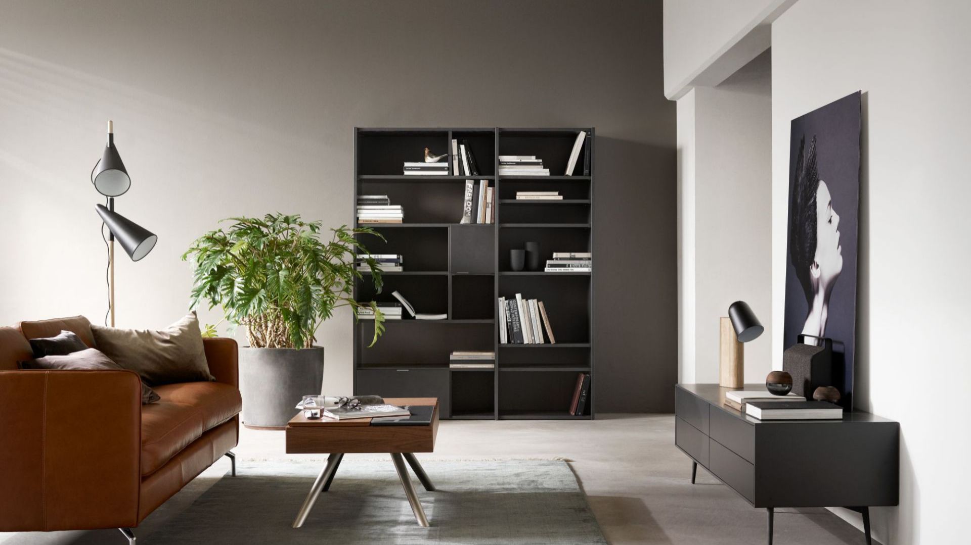 Designerskie, czarne meble oraz dodatki. Fot. BoConcept
