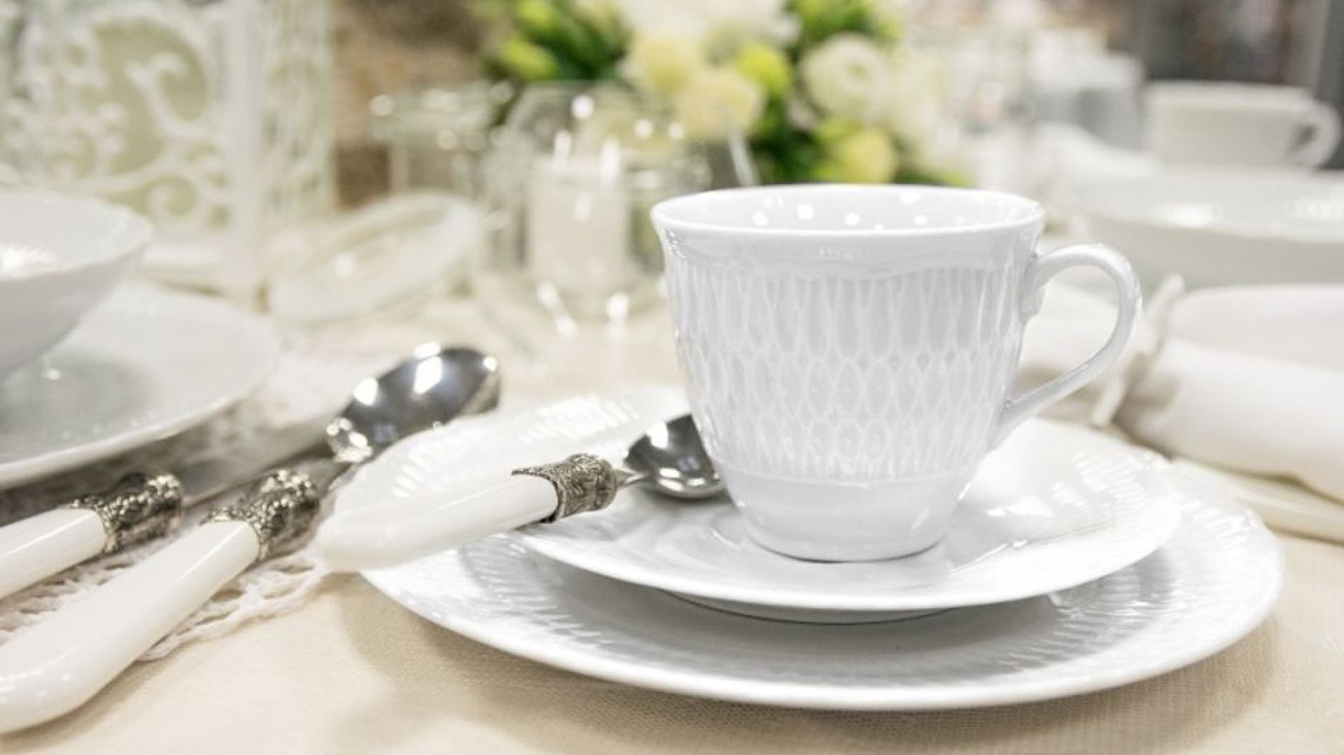 Piękna porcelana na wiosenne uroczystości. Fot. Polskie Fabryki Porcelany „Ćmielów” i Chodzież”