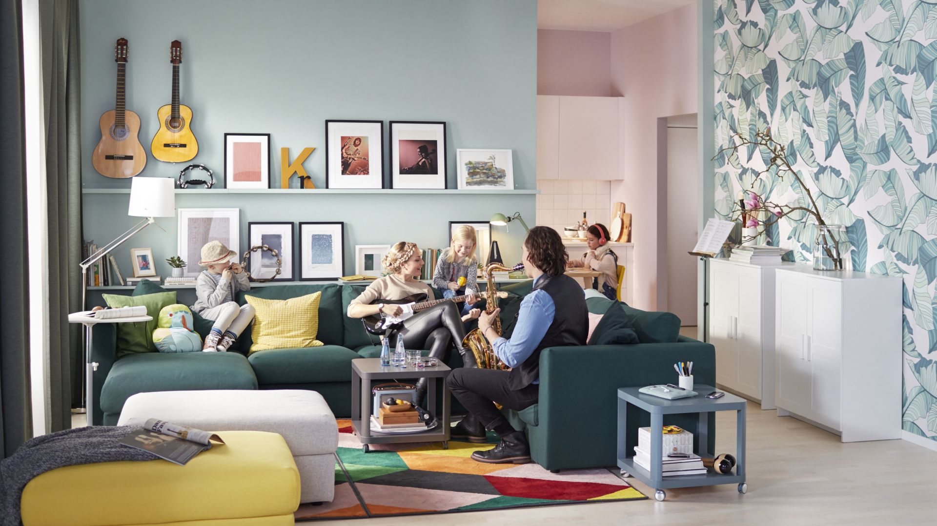 Narożna sofa 5-osobowa z szezlongiem Vilme oferuje sporo miejsce do siedzenia i pozwala na swobodną aranżację wnętrza. Fot. IKEA