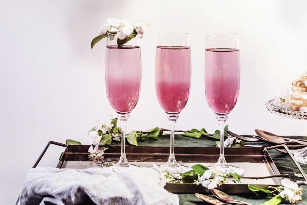 Prosecco to białe musujące wino pochodzi z Włoch i ma delikatny smak z lekką nutą owoców. Latem orzeźwia, zimą podczas przeróżnych uroczystości jest alternatywą dla szampana. Oto w czym serwować ten modny i lubiany trunek.