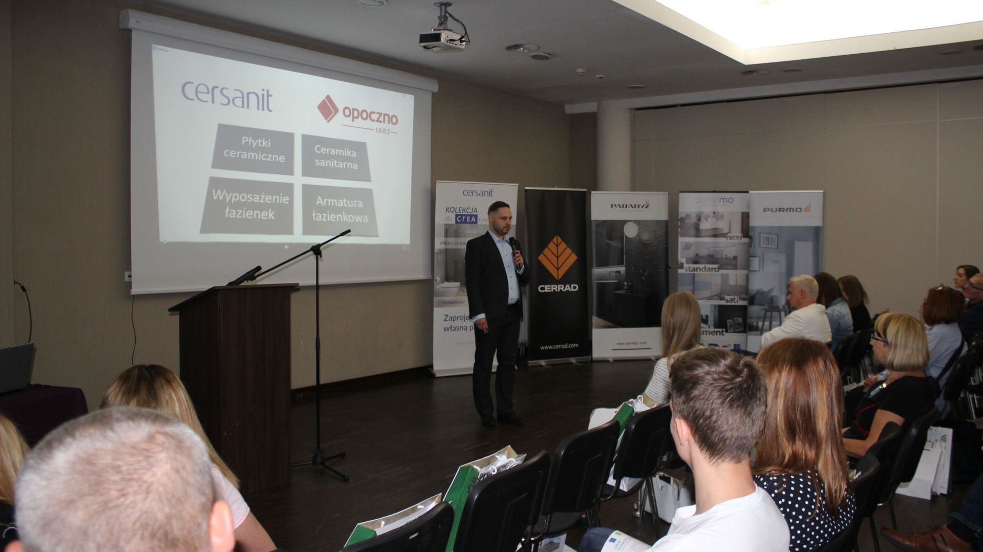 CREA - nowe możliwości i nowe technologie w ceramice sanitarnej. Prezentacja Partnera Głównego Cersanit. Prowadzący Piotr Wychowaniec. Fot. Publikator