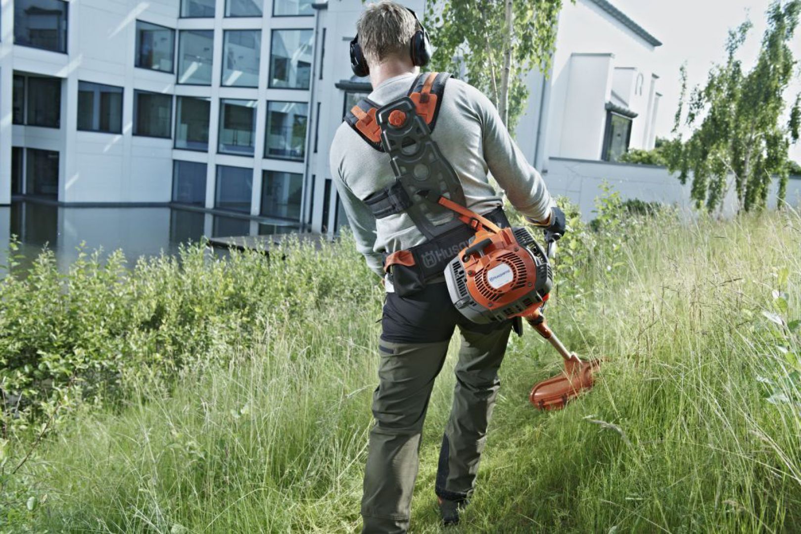 Pielęgnacja ogrodu -wykaszarka Husqvarna 545RX. Fot. Husqvarna