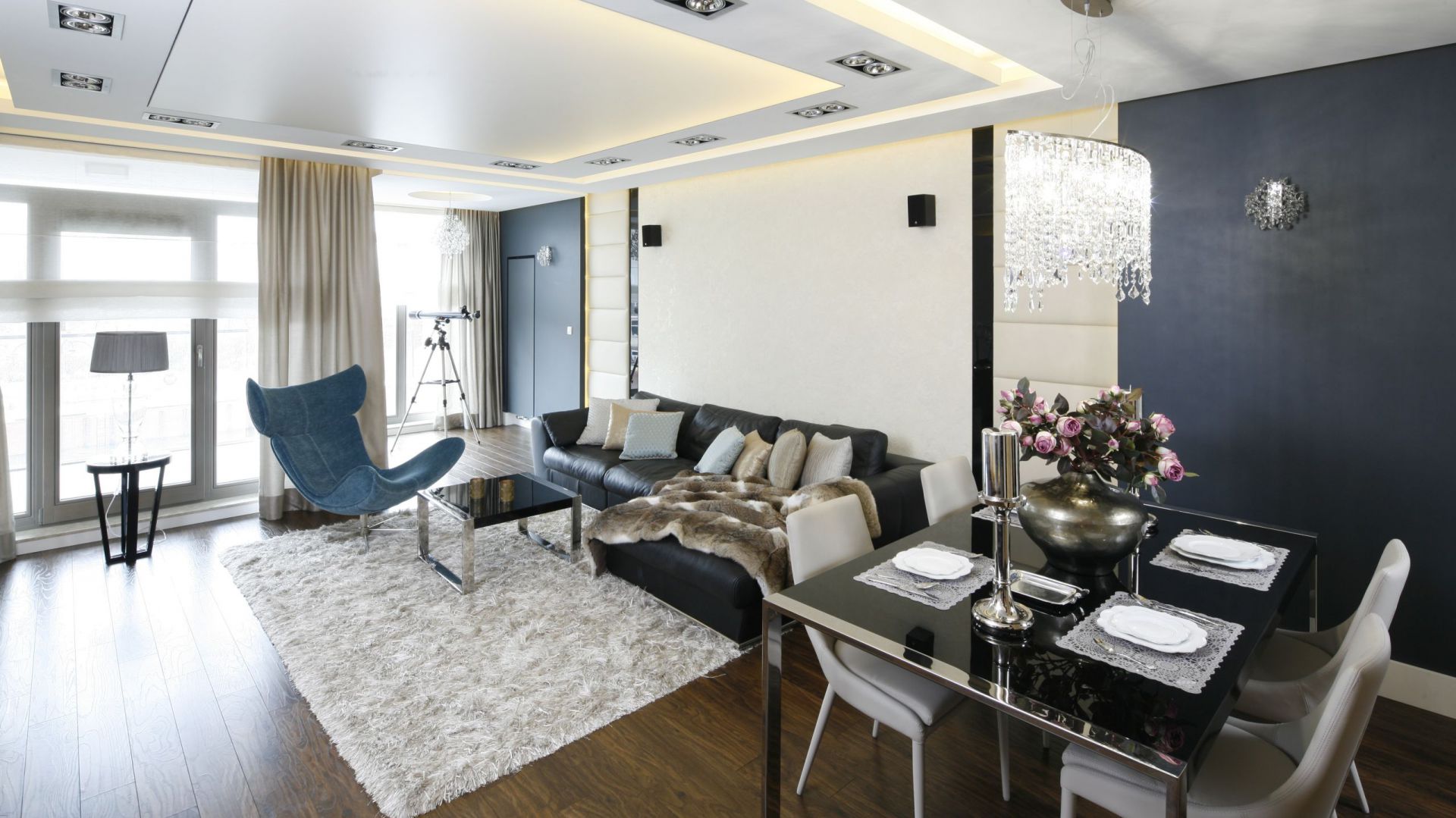 Apartament miał być urządzony nowocześnie, a jednocześnie bardzo elegancko, w stylu ekskluzywnych londyńskich apartamentów. Projekt Agnieszka Hajads-Obajtek. Fot. Bartosz Jarosz