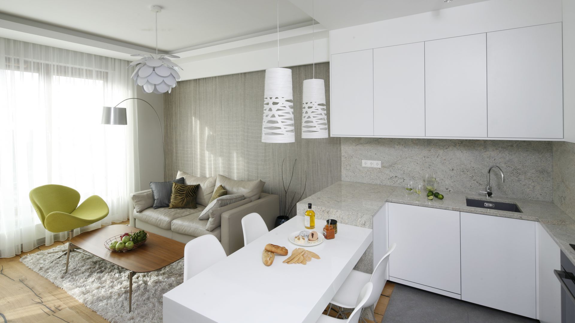 Zlokalizowany nad morzem apartament urzeka czystą, lekką formą aranżacji. Projekt Agnieszka Hajdas-Obajtek. Fot. Bartosz Jarosz