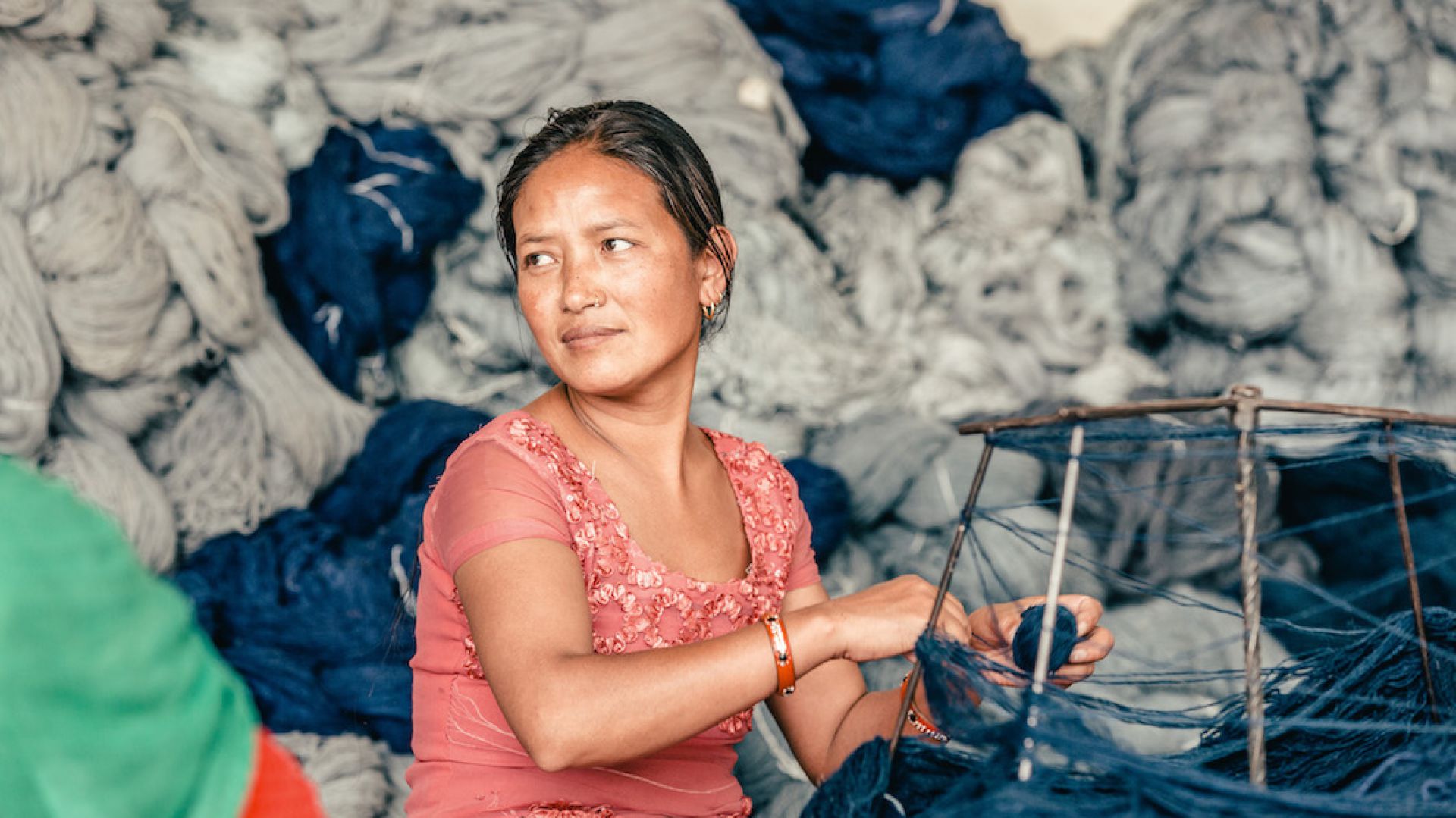 Luksusowe dywany marki Golran - produkcja w Nepalu. Fot. Mood