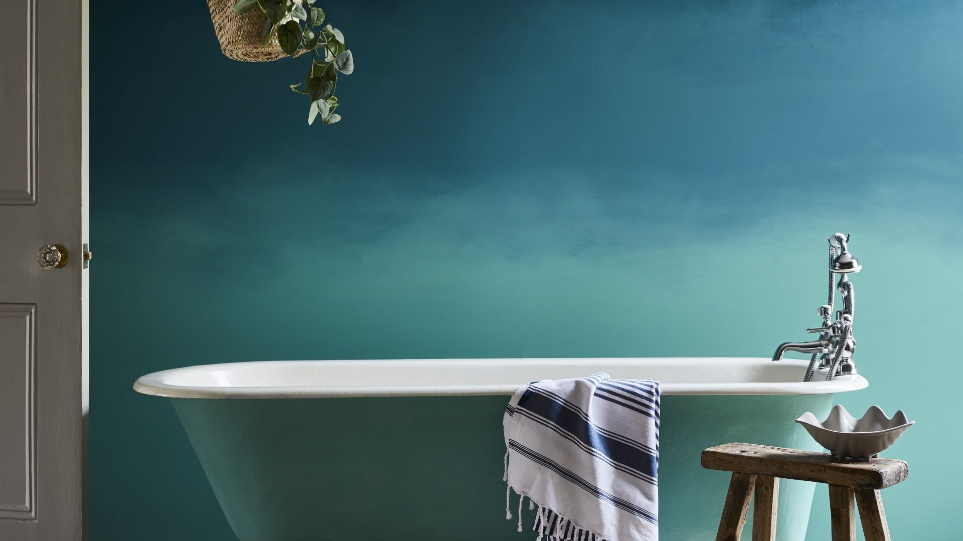 Łazienka ombre to efekt połączenia dwóch odcieni Chalk Paint™ : ciemniejszego Aubusson Blue i jaśniejszego Provence. Fot. Annie Sloan