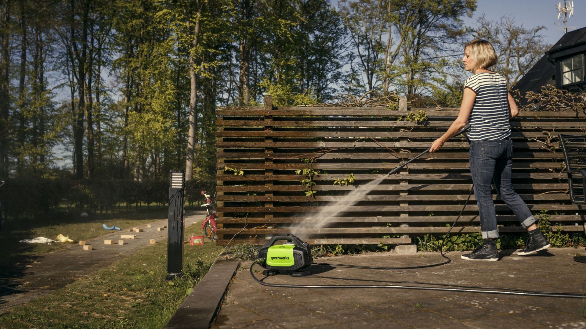 Piękny taras - dbamy o jego czyszczenie i konserwację. Fot. Greenworks/Lange Łukaszuk
