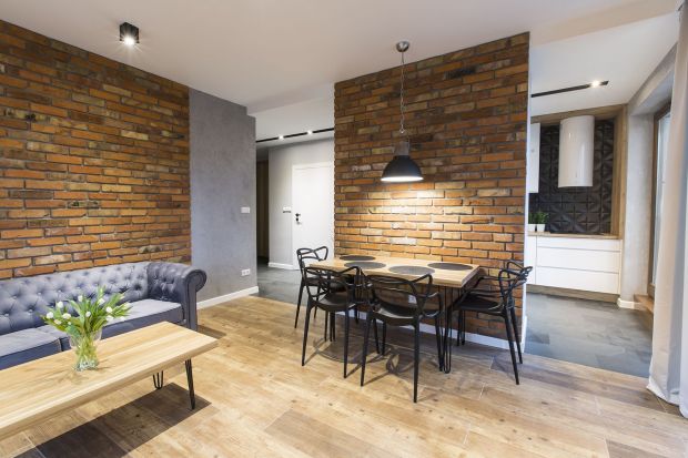 Apartament, położony nieopodal Starego Browaru w Poznaniu, urządzono z myślą o krótkoterminowym wynajmie. Powstało komfortowe wnętrze w klimacie soft loftu.