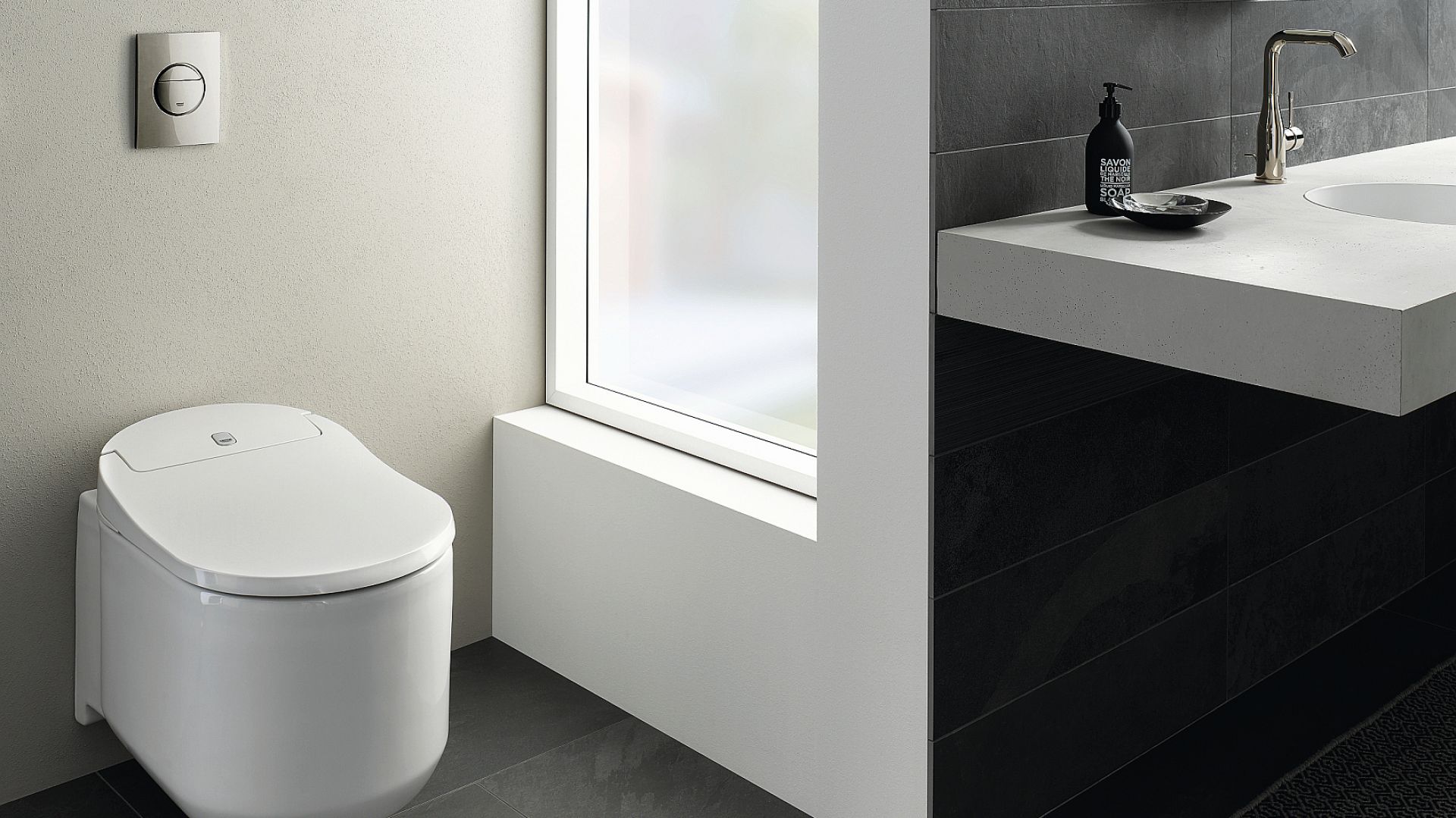 Toaleta myjąca Grohe Sensia Arena z innowacyjnymi funkcjami, takimi jak Skinclean oraz Hygieneclean, podświetlenie nocne, automatyczne podnoszenie deski. Dostępna w ofercie firmy Grohe. Cena: ok. 7.000 zł. Fot. Grohe