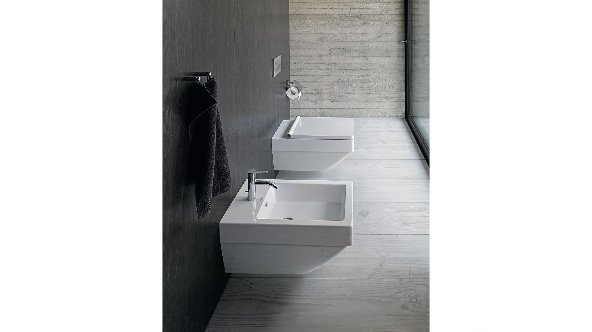 Sedes i bidet z kolekcji Vero o klasycznej prostokątnej formie; zoptymalizowany system spłukiwania dzięki technologii Rimless, powłoka HygieneGlaze 2.0; opcjonalnie deska z funkcją mycia SensoWash Slim. Dostępne w ofercie firmy Duravit. Cena: 2.577 zł/sedes, 2.643 zł/bidet. Fot. Duravit