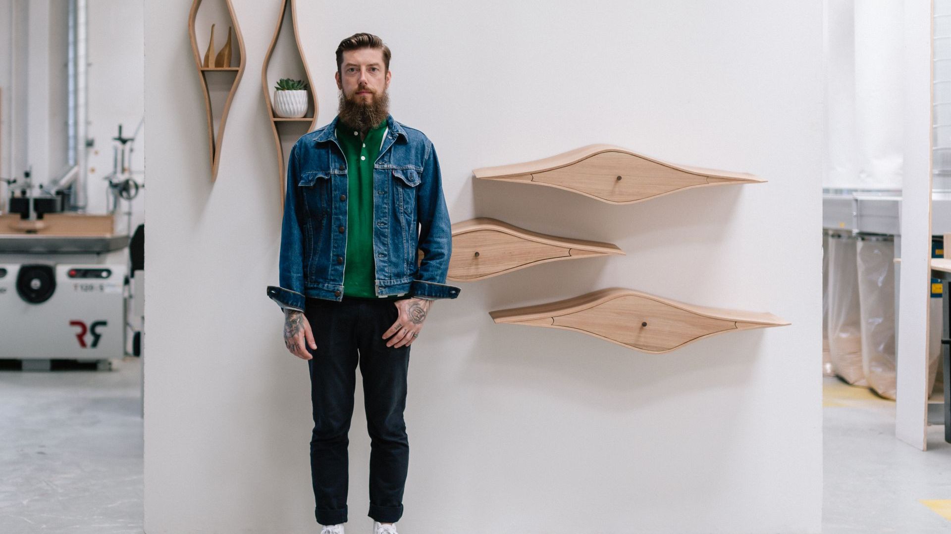 Marcin Waszak, projektując swoje szuflady ścienne, inspirował się falistymi, organicznymi, a często dziwacznymi kształtami, jakie można odnaleźć w architekturze Franka Ghery’ego. Przed wygięciem na parze poszczególnych elementów z czerwonego dębu należało je wcześniej namoczyć. Fot. Ben Tynegate