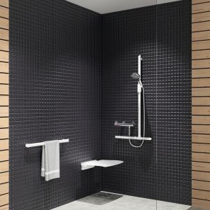 Składane siedzisko natryskowe Be-Line®/Delabie. Produkt zgłoszony do konkursu Dobry Design 2019.