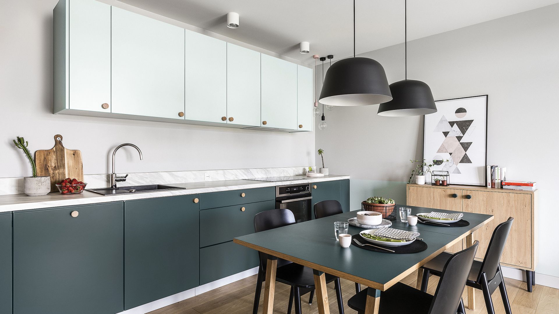 Klimat w pomieszczeniu budują nowoczesne formy i detale utrzymane w skandynawskiej manierze. Projekt: Marta Raca, Michał Raca. Fot. Foto&Mohito