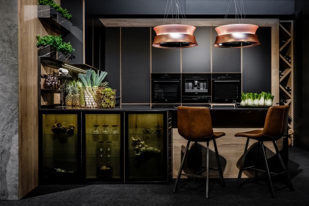 Elegancka kuchnia w czerni - zobacz piękny projekt wnętrza