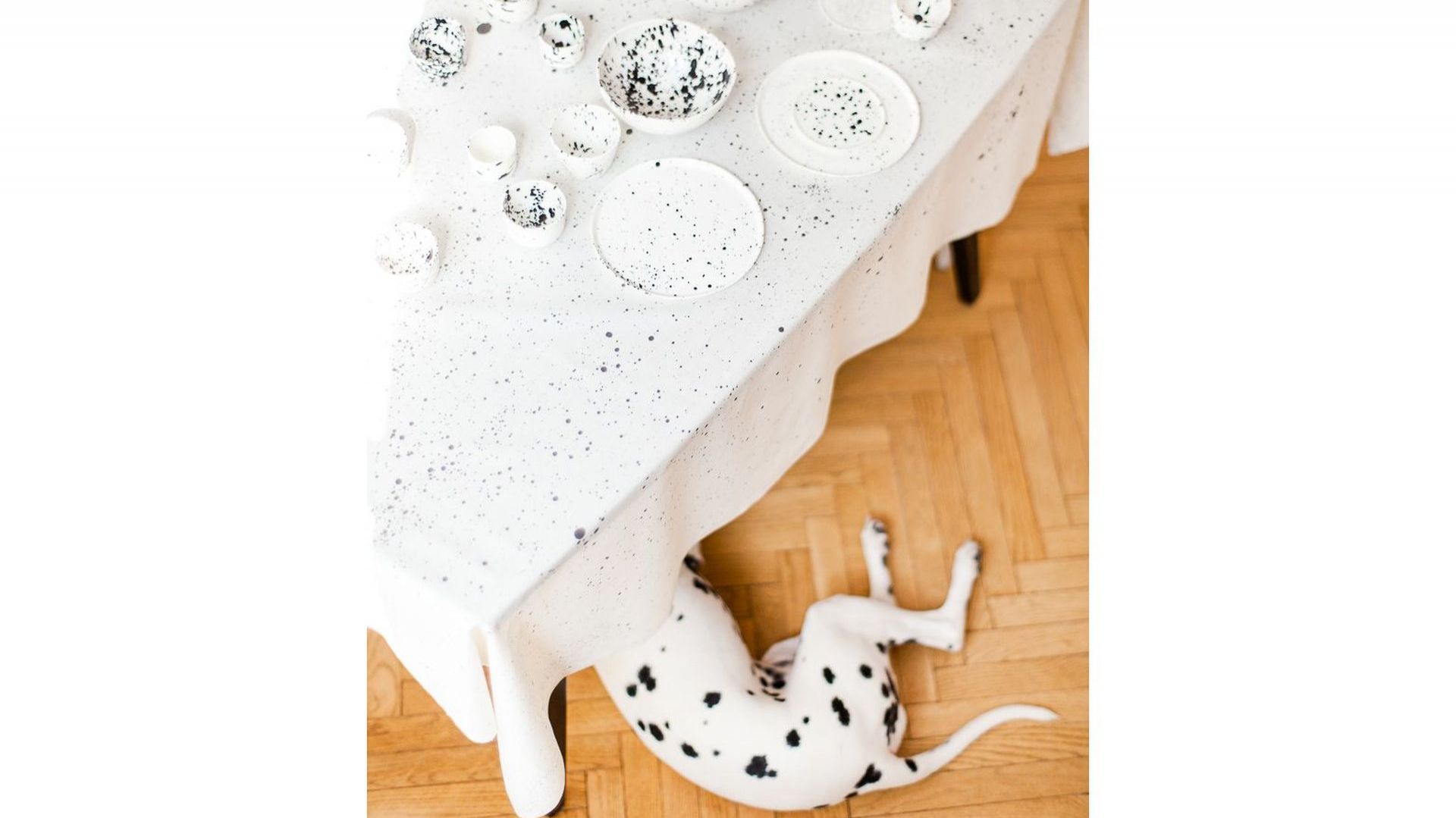 Porcelana - delikatna jak babka piaskowa, łatwo się kruszy i łamie. Za to jest szlachetna, jak żaden inny materiał. Fot. Fenek Studio