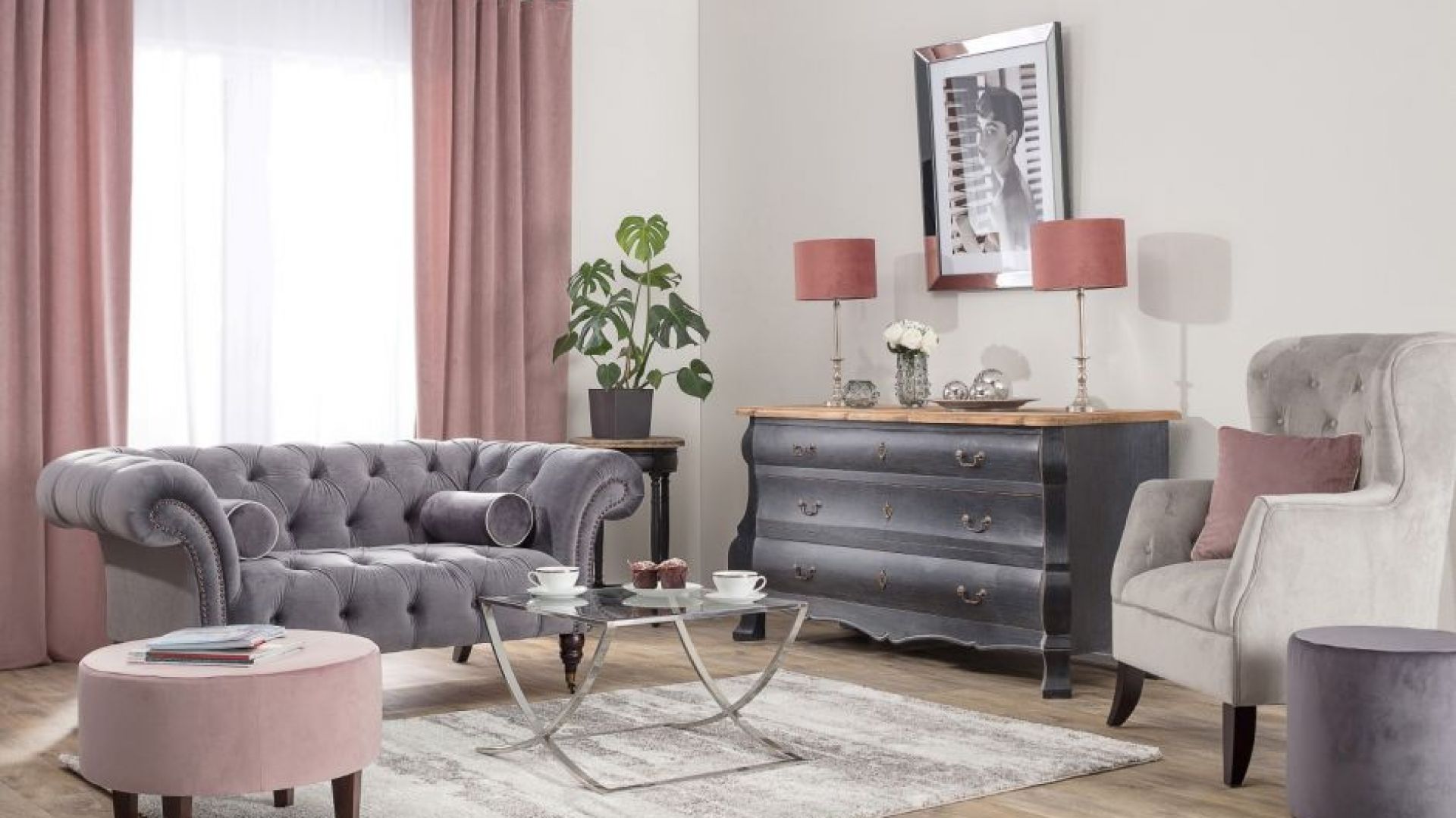 Dekoria.pl, zasłona na szelkach i podnóżek okrągły, kolekcja tkanin Velvet, fotel Harris Velvet Light Grey.jpg