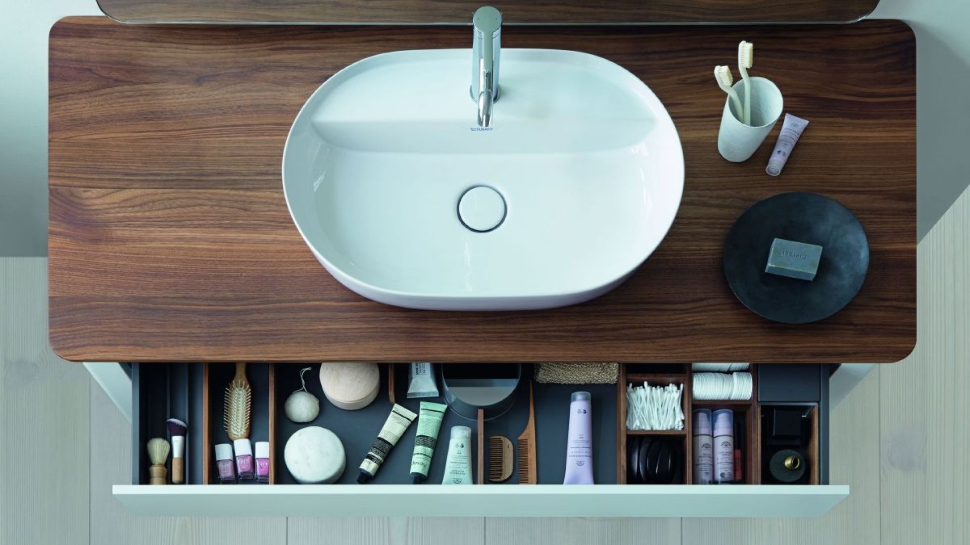 Aranżacja łazienki - meble z akcesoriami do przechowywania: organizer Luv. Fot. Duravit