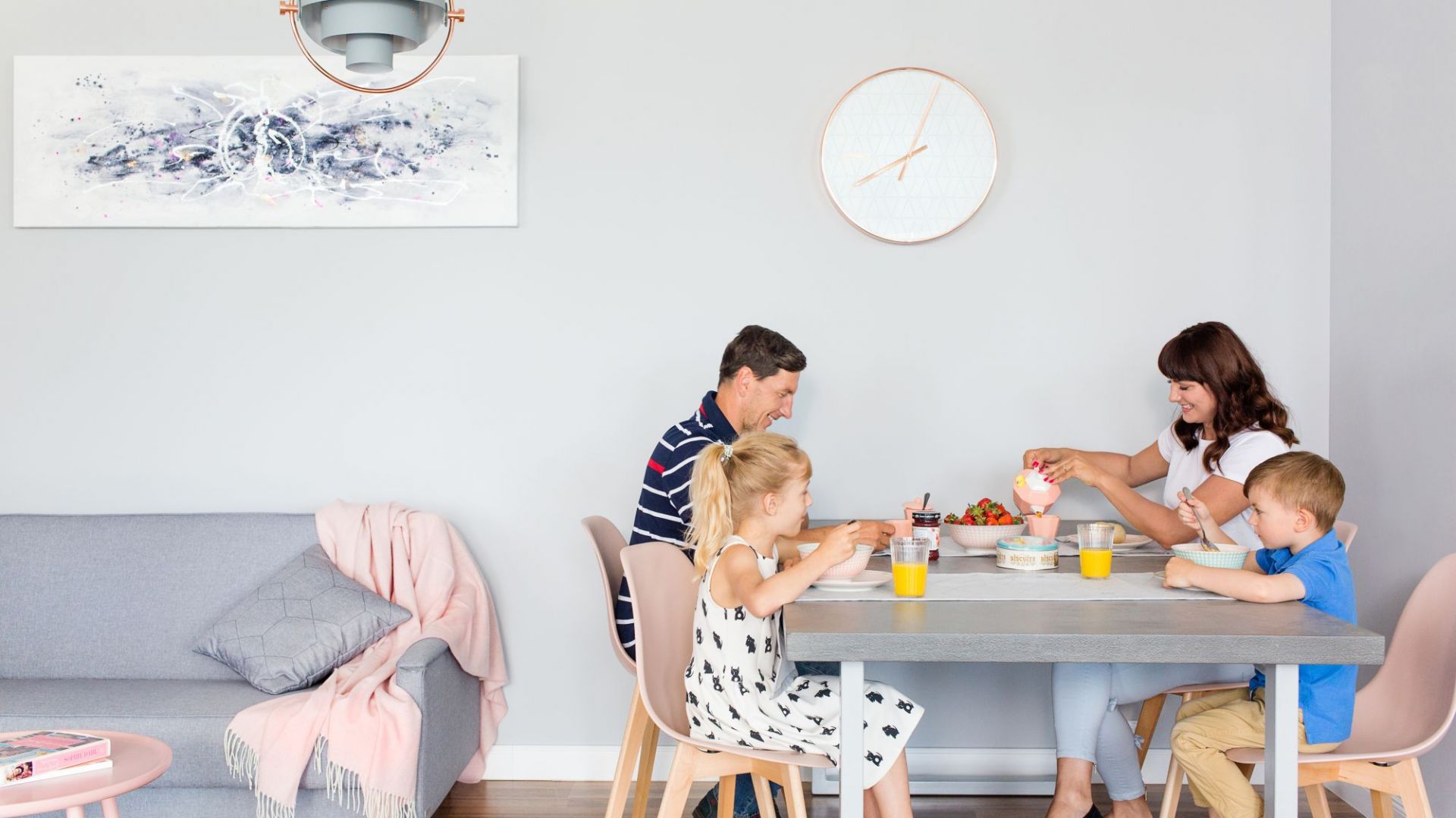 Ręcznie malowany obraz abstrakcja. Fot. Make Home
