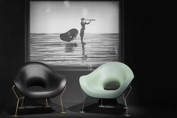 Nietypowy projekt autorstwa znanego włoskiego designera Andrea Branzi urzeka każdego. Zmysłowa elegancja, zaokrąglone linie fotela przywołują na myśl anatomiczne kształty. Fotel Pupa obsadzony jest na mosiężnej lekkiej podstawie, która wizualni