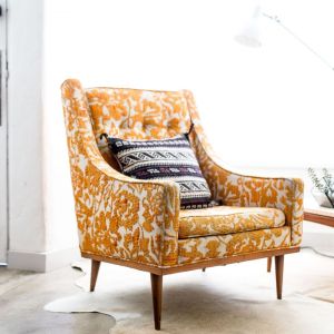 Pomarańczowy fotel w stylu retro. Fot. Franc Gardiner 