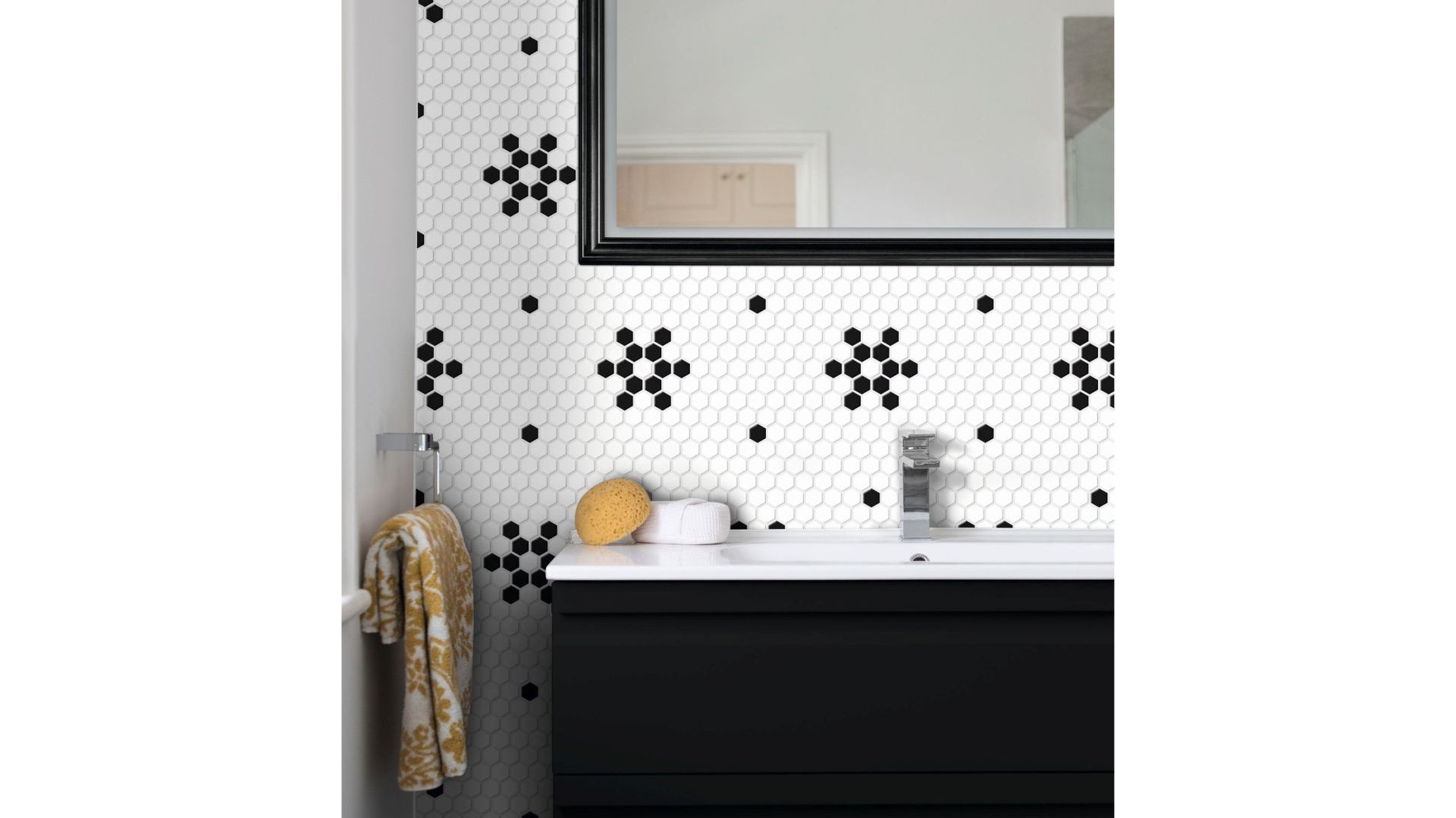 Gresowa mozaika Dunin Mini Hexagon to modny dodatek pozwalający na tworzenie
niebanalnych aranżacji. Klasyczne czarno-białe barwy wprowadzają ponadczasowy
styl, który poprzez geometrię płytek przełamywany jest odrobiną kompozycyjnego
szaleństwa. Sześciokątne kostki dostępne są w wersji białej lub czarnej, a także w kilku wzorzystych wariantach. Fot. Dunin